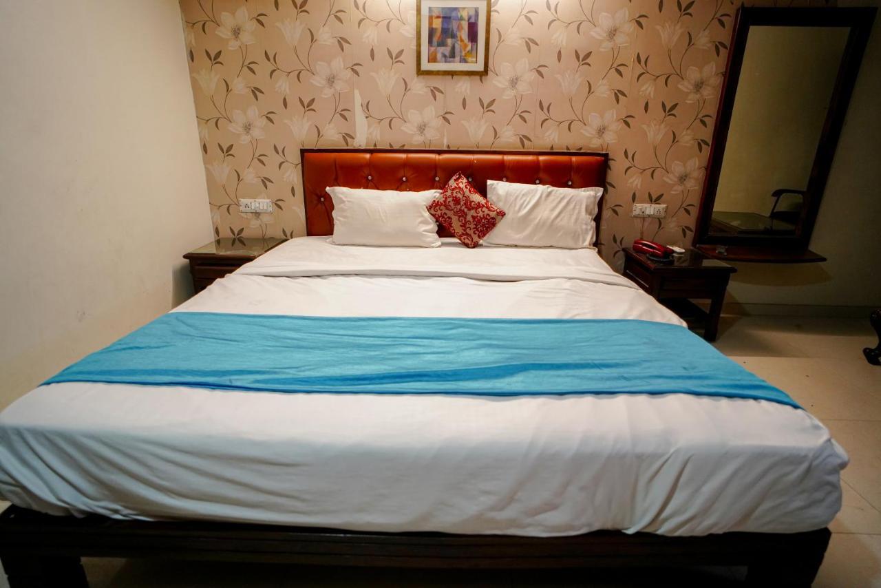 Hotel Seven 阿穆达巴 外观 照片