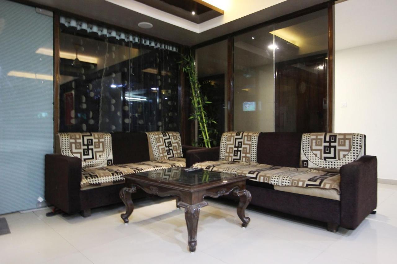 Hotel Seven 阿穆达巴 外观 照片