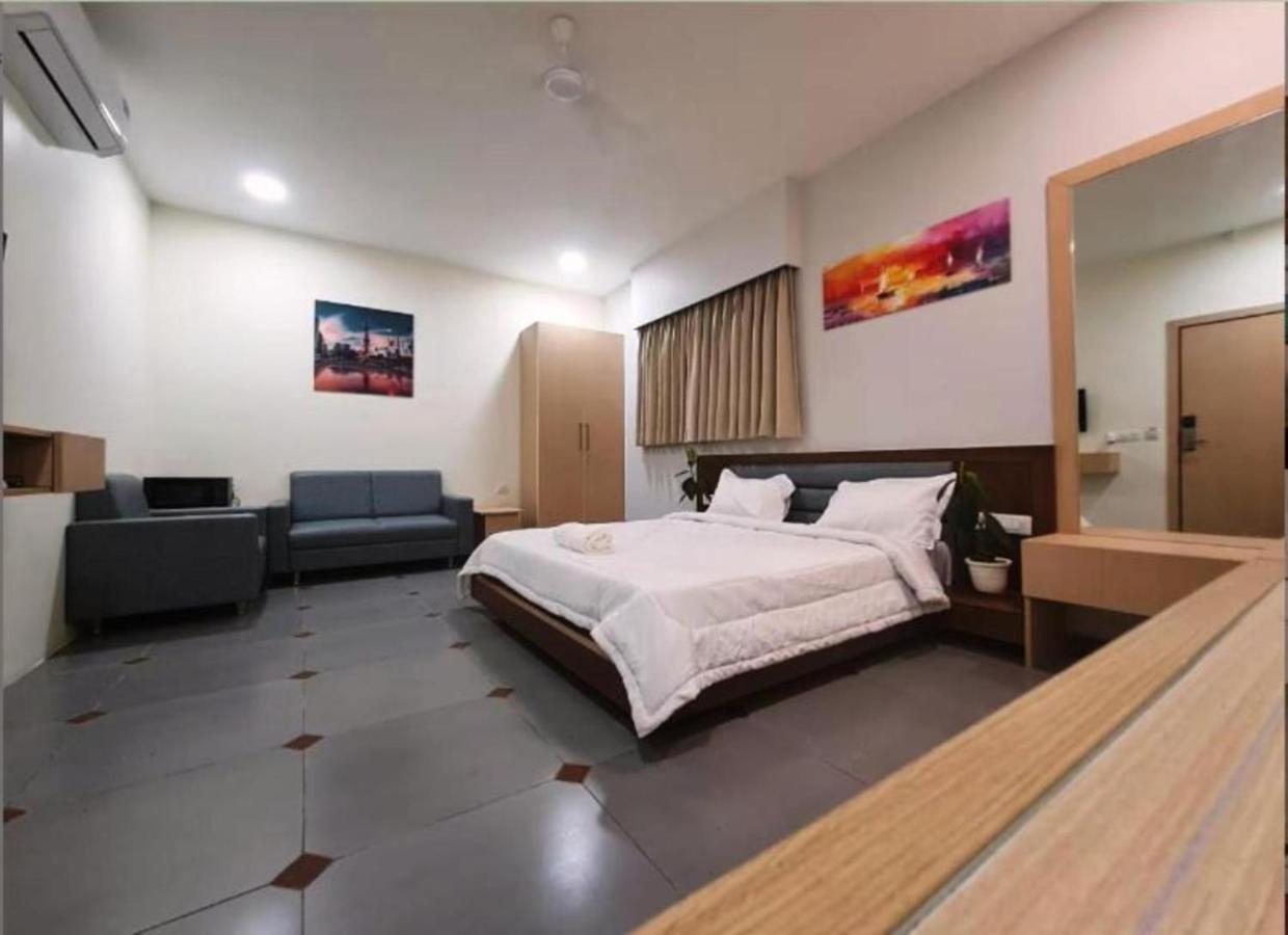 Hotel Seven 阿穆达巴 外观 照片