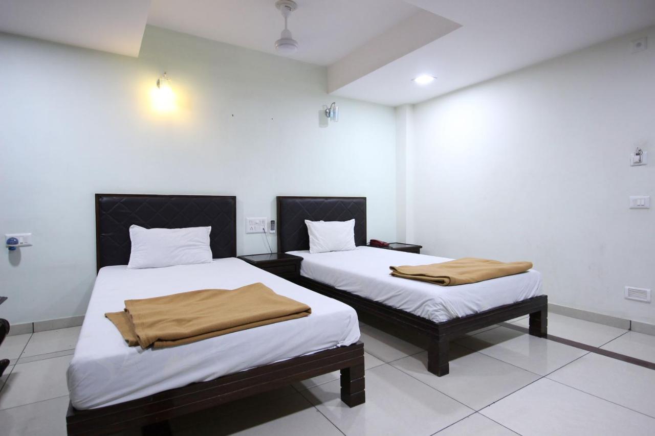 Hotel Seven 阿穆达巴 外观 照片
