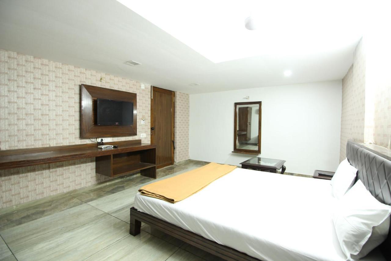 Hotel Seven 阿穆达巴 外观 照片
